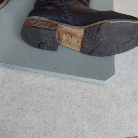 Clark's boots - Picture 2 of 3